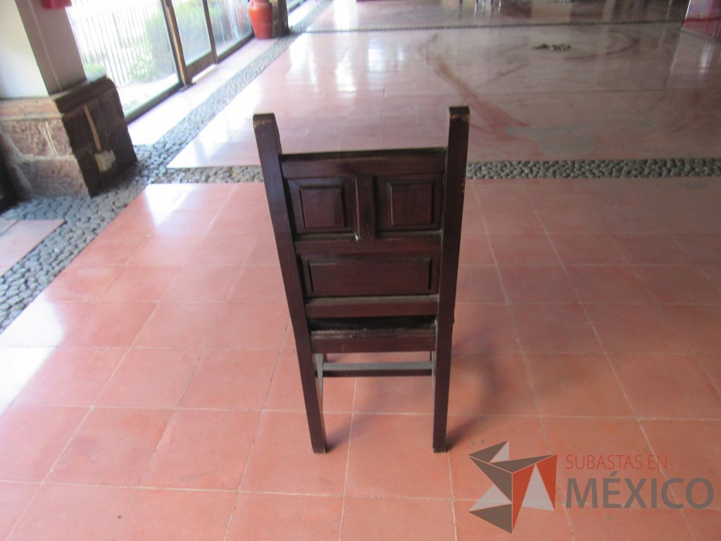 Lote 002 - 5 Sillas de visita de madera de 4 patas color café. - Imagen 6