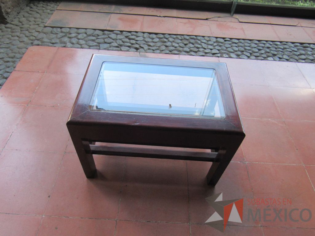 Lote 003 - Mesa de centro de madera de 4 patas y vidrio al medio color vino.