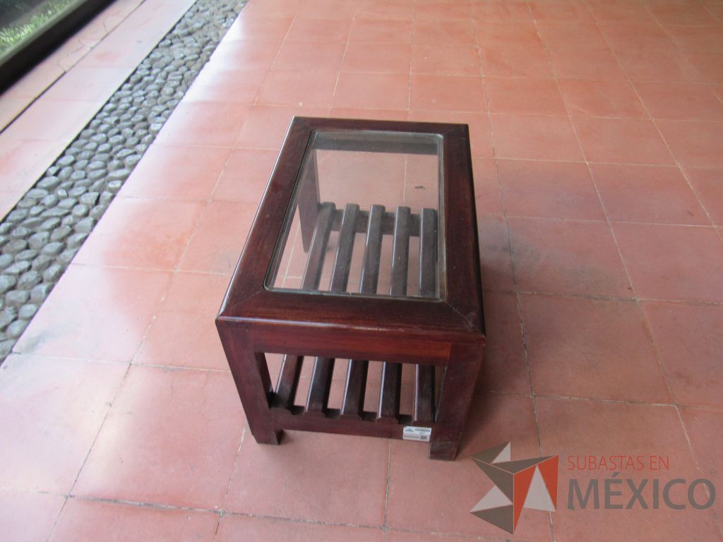 Lote 003 - Mesa de centro de madera de 4 patas y vidrio al medio color vino. - Imagen 2