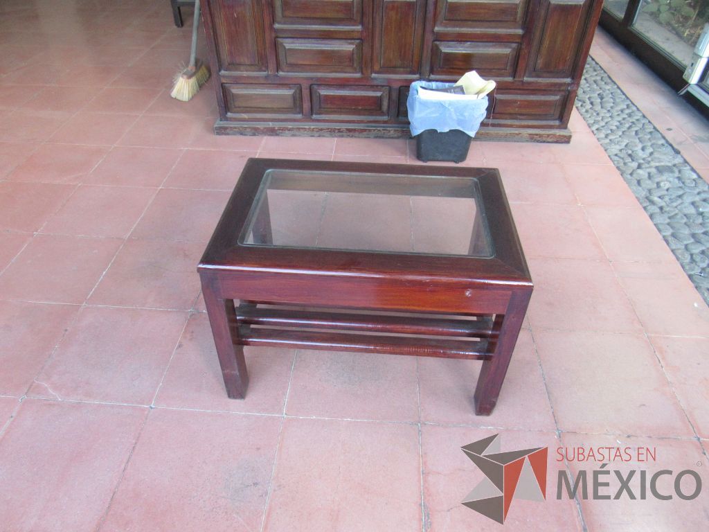 Lote 003 - Mesa de centro de madera de 4 patas y vidrio al medio color vino. - Imagen 3
