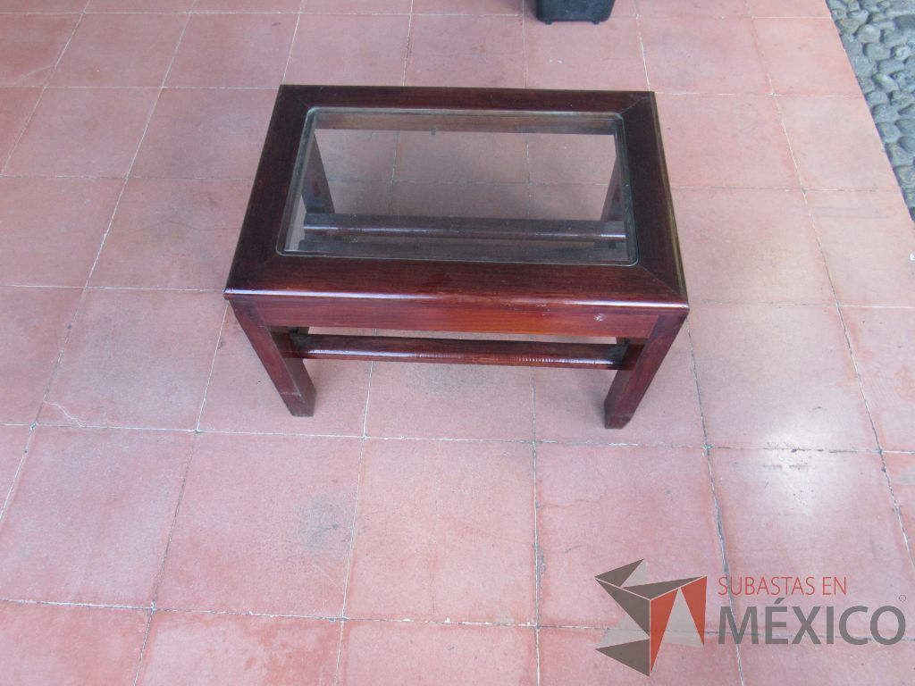 Lote 003 - Mesa de centro de madera de 4 patas y vidrio al medio color vino. - Imagen 4