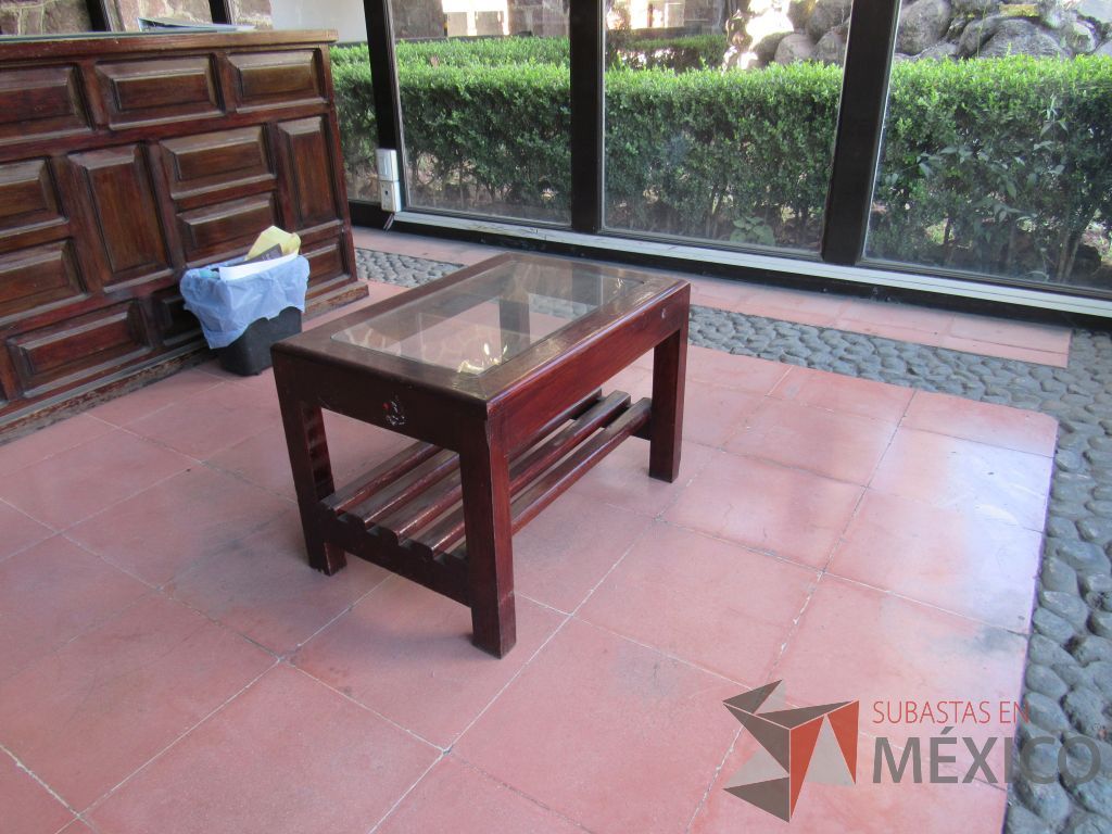 Lote 003 - Mesa de centro de madera de 4 patas y vidrio al medio color vino. - Imagen 5