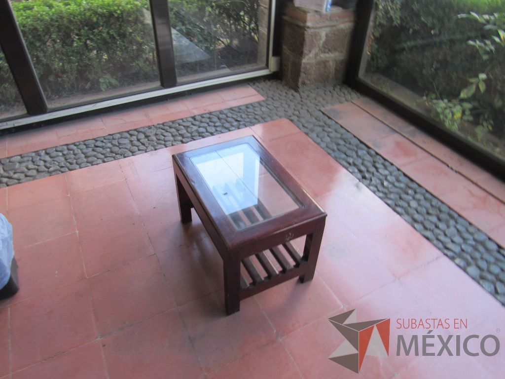 Lote 003 - Mesa de centro de madera de 4 patas y vidrio al medio color vino. - Imagen 6