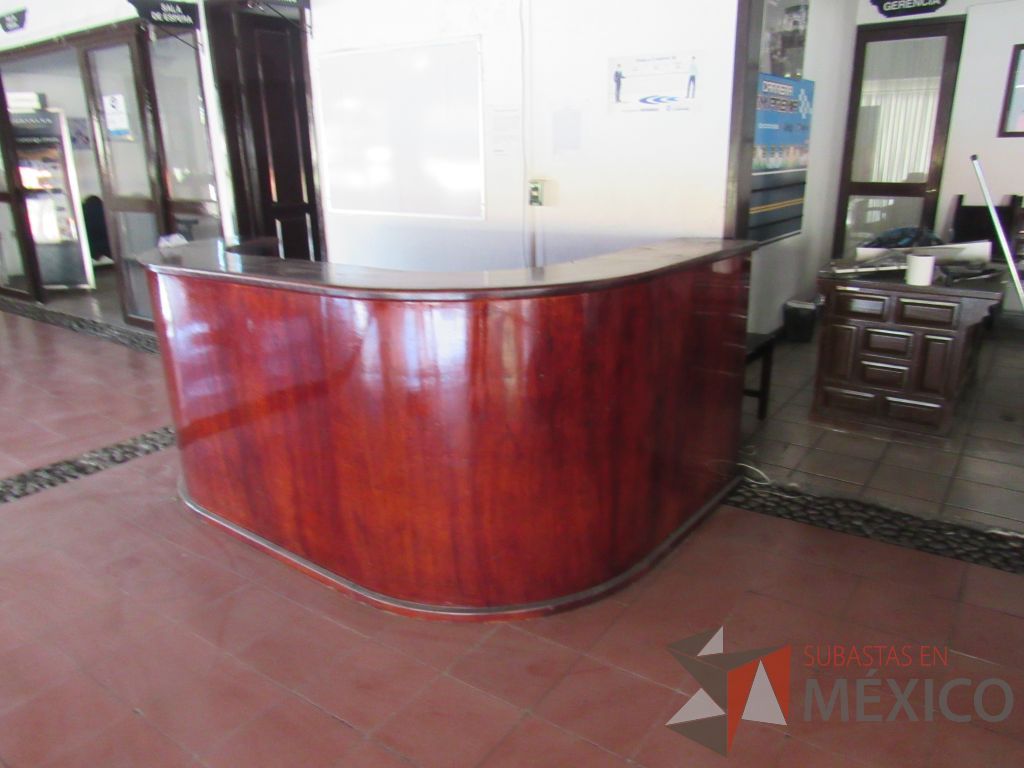 Lote 004 - Mueble de recepción con 2 entrepaños, de madera color vino.