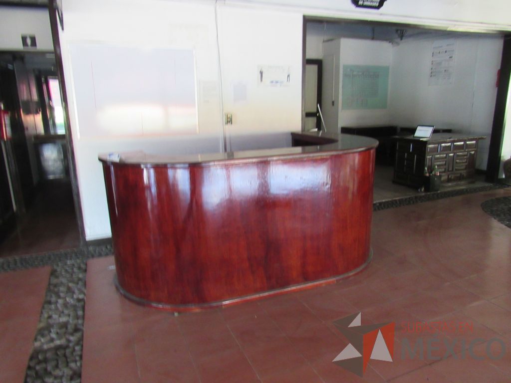Lote 004 - Mueble de recepción con 2 entrepaños, de madera color vino. - Imagen 2