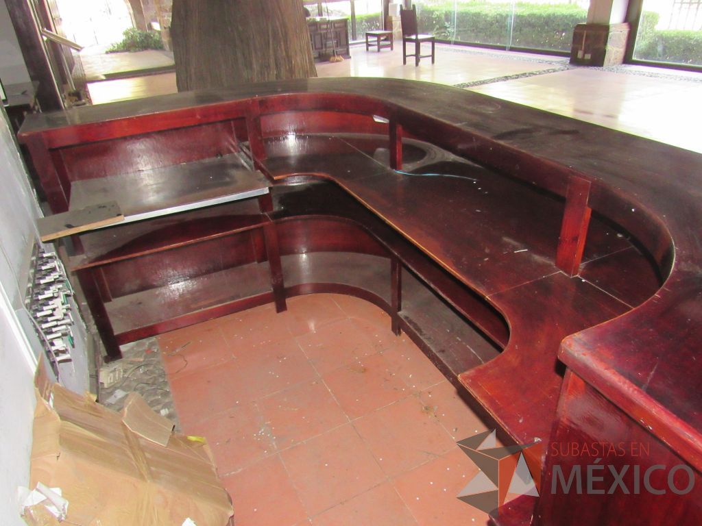 Lote 004 - Mueble de recepción con 2 entrepaños, de madera color vino. - Imagen 3