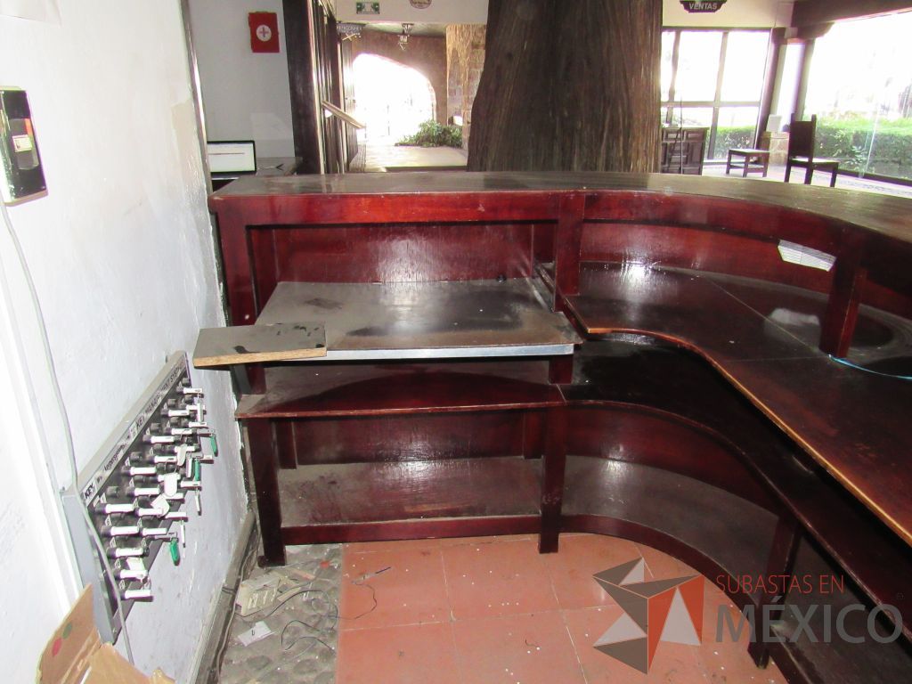 Lote 004 - Mueble de recepción con 2 entrepaños, de madera color vino. - Imagen 4