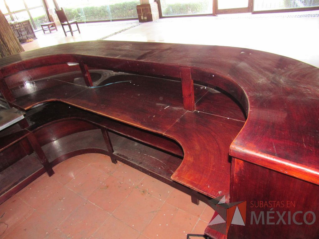 Lote 004 - Mueble de recepción con 2 entrepaños, de madera color vino. - Imagen 5