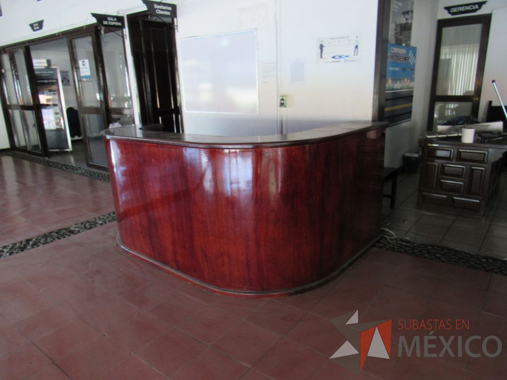 Lote 004 - Mueble de recepción con 2 entrepaños, de madera color vino. - Imagen 6
