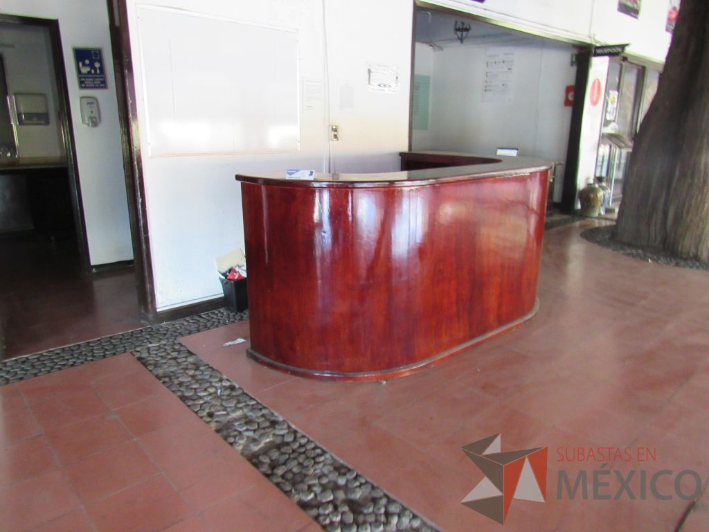 Lote 004 - Mueble de recepción con 2 entrepaños, de madera color vino. - Imagen 7