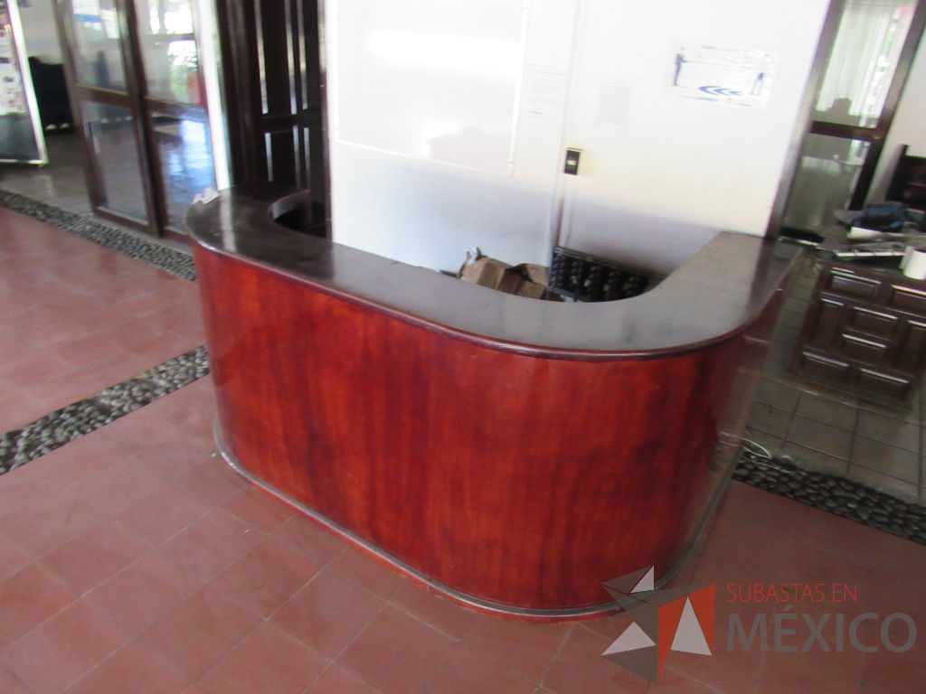 Lote 004 - Mueble de recepción con 2 entrepaños, de madera color vino. - Imagen 8