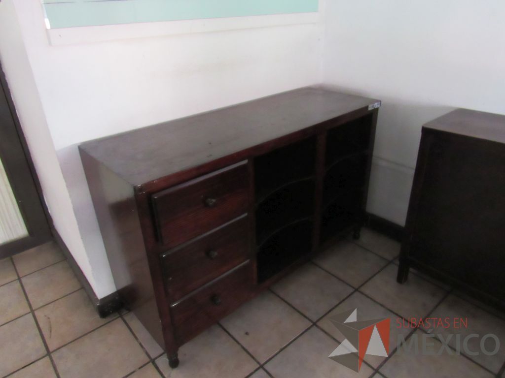 Lote 013 - Credenza de madera con 3 entrepaños y 3 cajones color vino. - Imagen 2