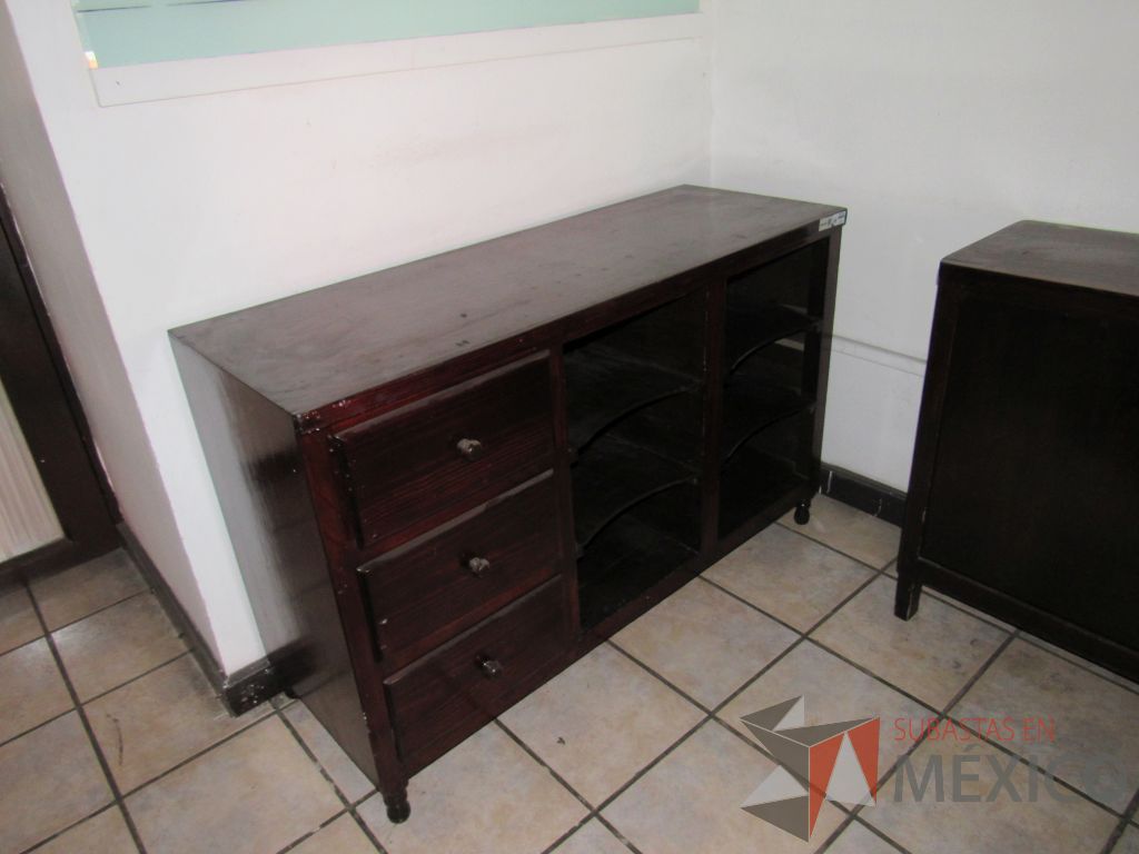 Lote 013 - Credenza de madera con 3 entrepaños y 3 cajones color vino. - Imagen 3