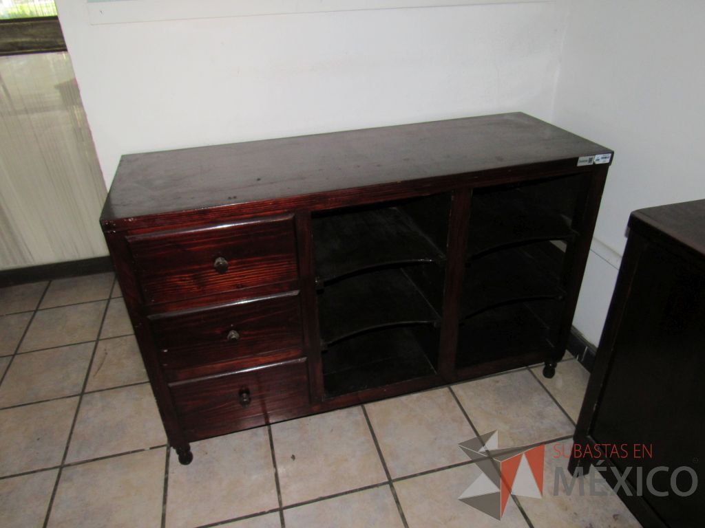 Lote 013 - Credenza de madera con 3 entrepaños y 3 cajones color vino.