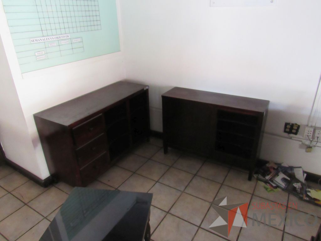 Lote 013 - Credenza de madera con 3 entrepaños y 3 cajones color vino. - Imagen 4