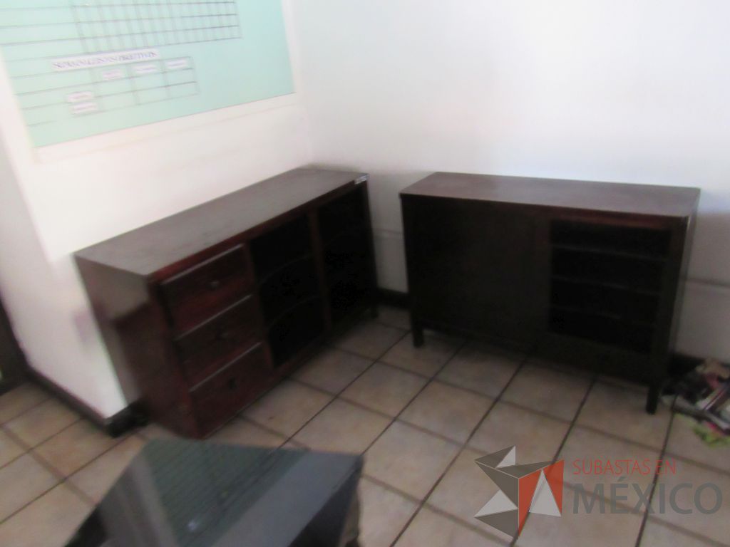 Lote 013 - Credenza de madera con 3 entrepaños y 3 cajones color vino. - Imagen 5