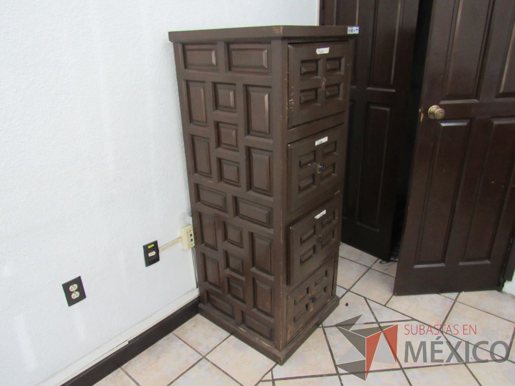 Lote 016 - 2 Archiveros verticales altos de madera de 4 cajones color café - Imagen 3