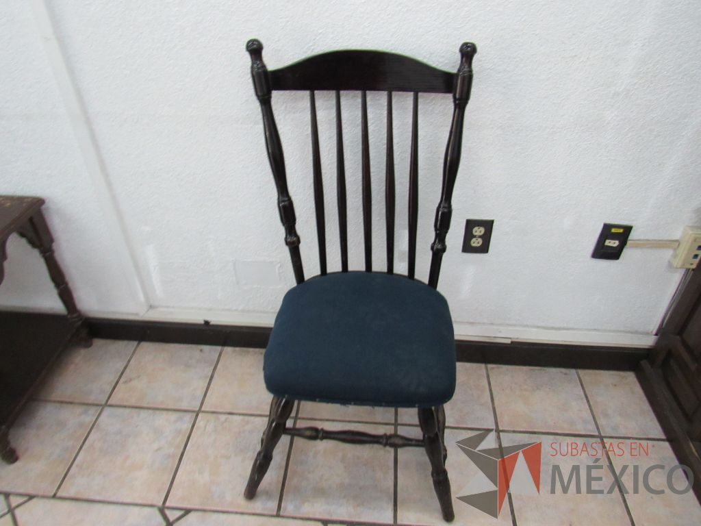 Lote 017 - 4 Sillas de visita de 4 patas con asiento en tela color azul - Imagen 2