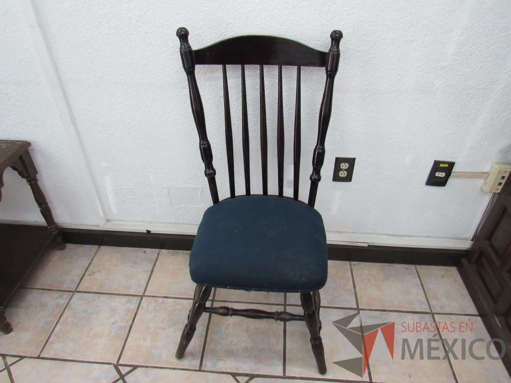 Lote 017 - 4 Sillas de visita de 4 patas con asiento en tela color azul