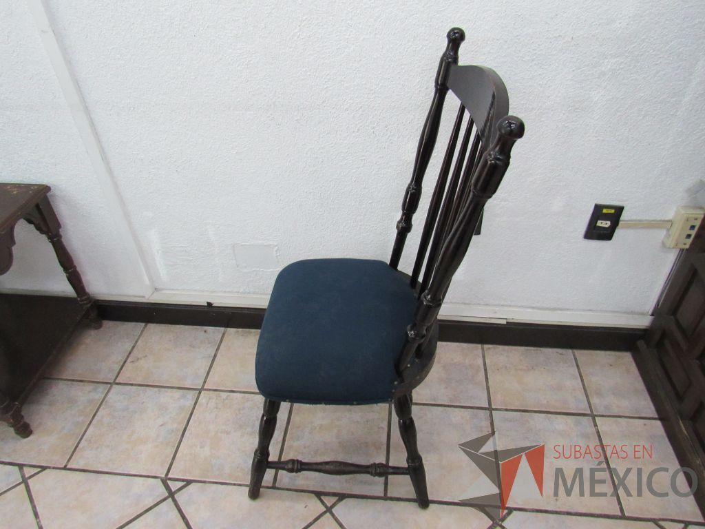 Lote 017 - 4 Sillas de visita de 4 patas con asiento en tela color azul - Imagen 4