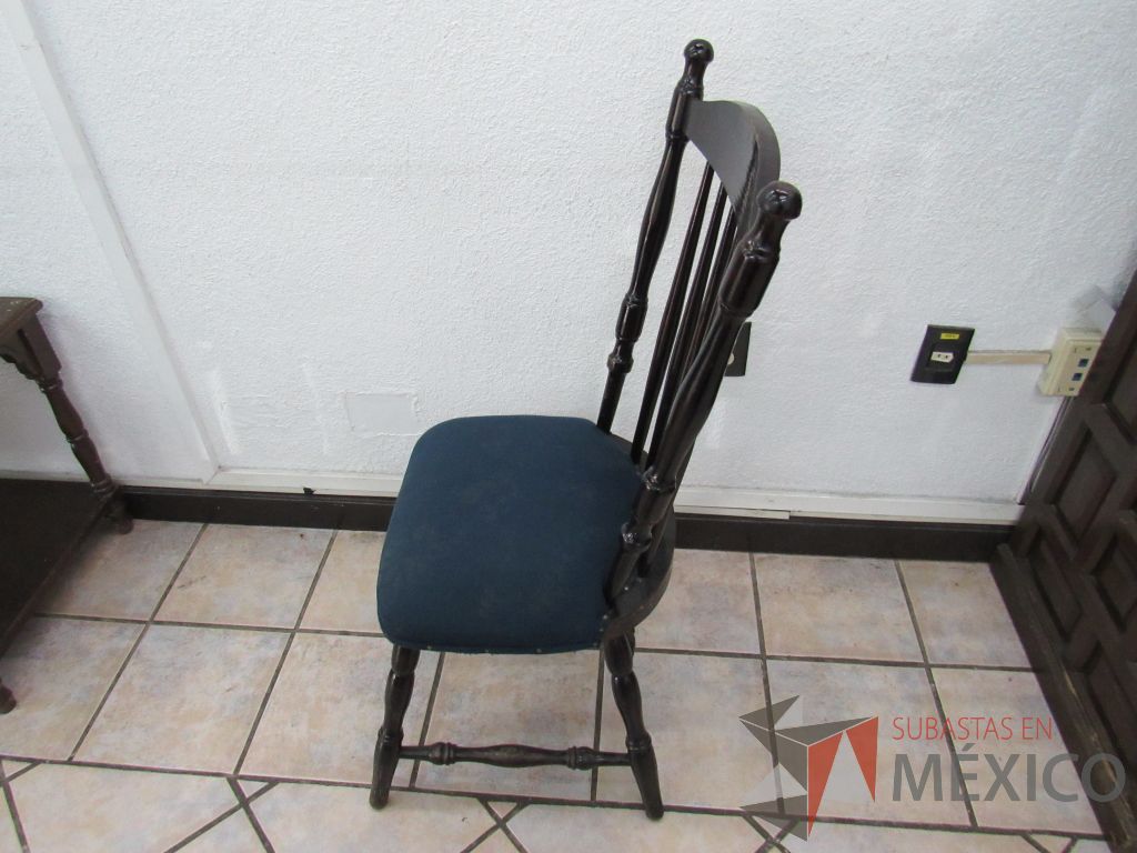 Lote 017 - 4 Sillas de visita de 4 patas con asiento en tela color azul - Imagen 5