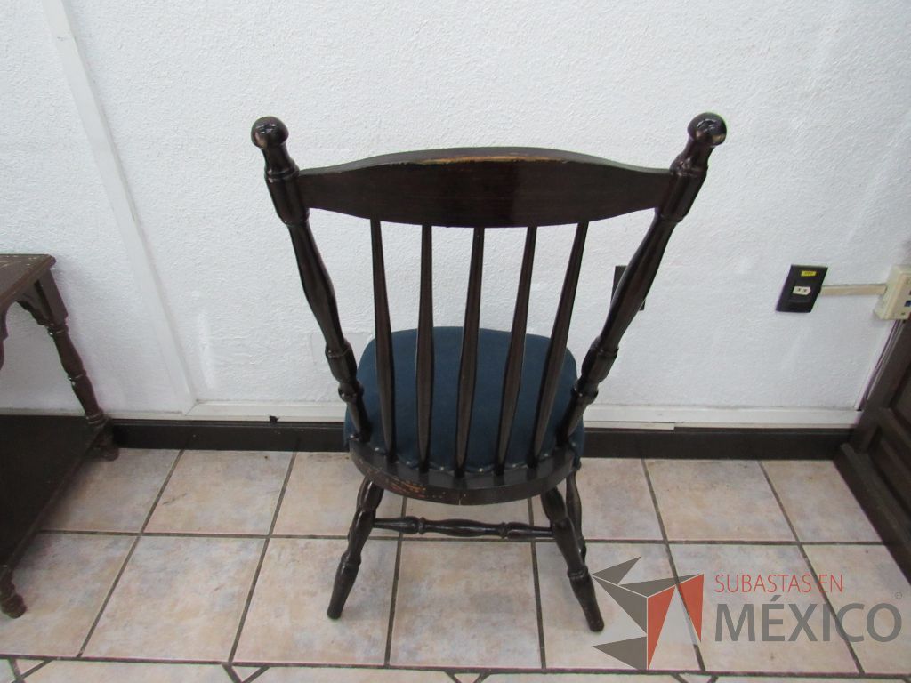 Lote 017 - 4 Sillas de visita de 4 patas con asiento en tela color azul - Imagen 6