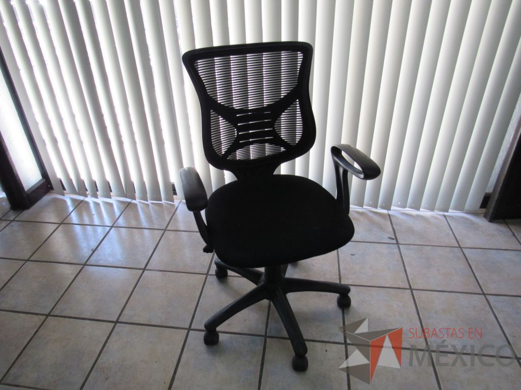 Lote 020 - Silla opertaiva con ruedas, descansabrazos fijos, asiento en tela y respaldo en malla color negro. - Imagen 2