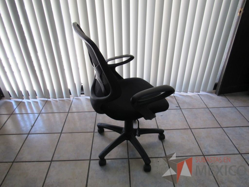 Lote 020 - Silla opertaiva con ruedas, descansabrazos fijos, asiento en tela y respaldo en malla color negro. - Imagen 3