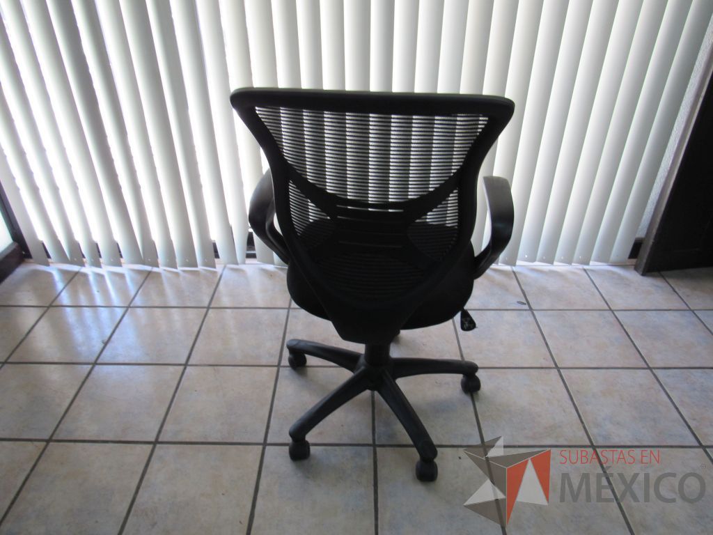 Lote 020 - Silla opertaiva con ruedas, descansabrazos fijos, asiento en tela y respaldo en malla color negro. - Imagen 4