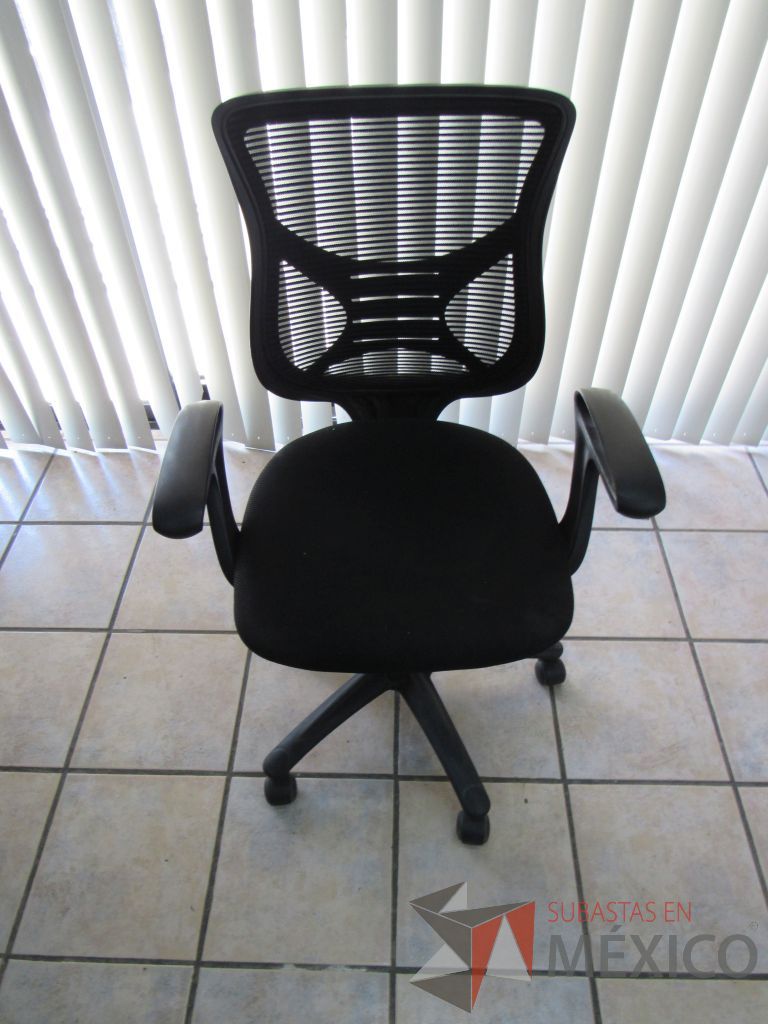 Lote 020 - Silla opertaiva con ruedas, descansabrazos fijos, asiento en tela y respaldo en malla color negro. - Imagen 5