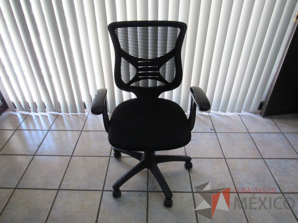 Lote 020 - Silla opertaiva con ruedas, descansabrazos fijos, asiento en tela y respaldo en malla color negro.