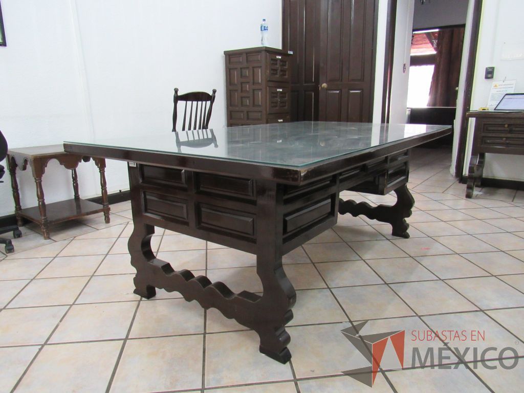 Lote 021 - Escritorio con 4 cajones de madera color café y cubierta protectora de vidrio. - Imagen 3
