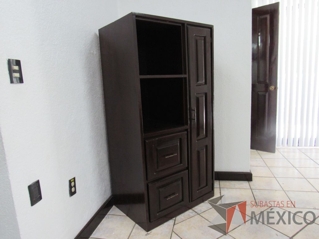 Lote 022 - Gabinete con 2 cajones y 1 puerta de madera color café