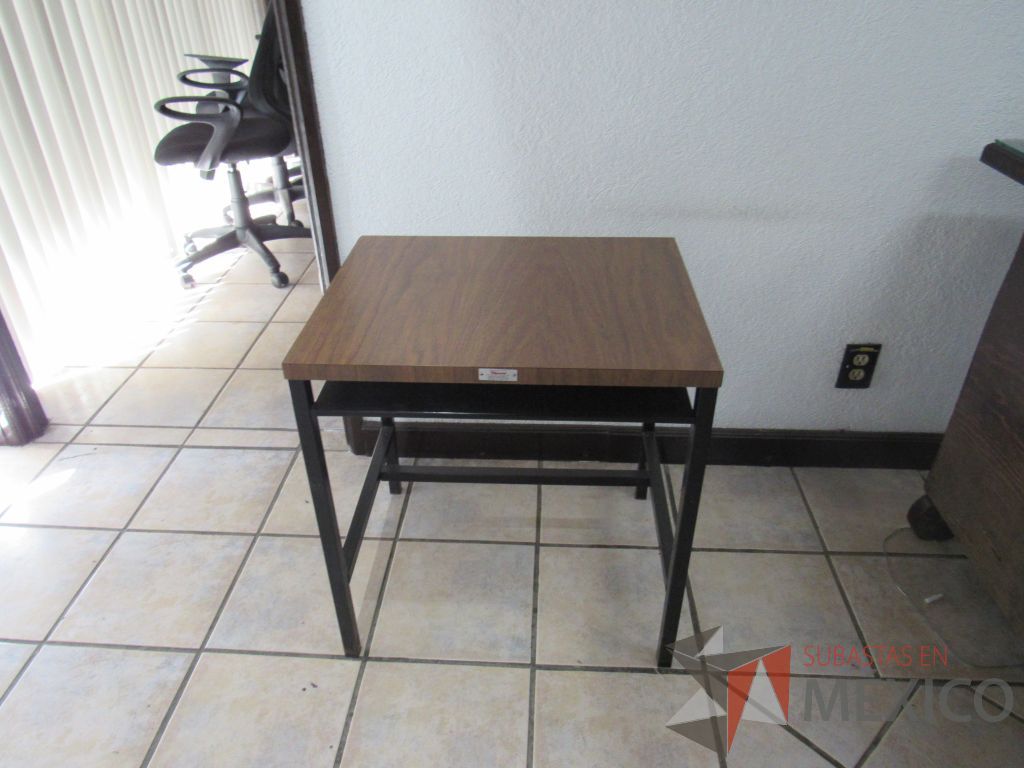 Lote 028 - Mesa de apoyo metálica con cubierta de madera y 1 entrepaño. - Imagen 2