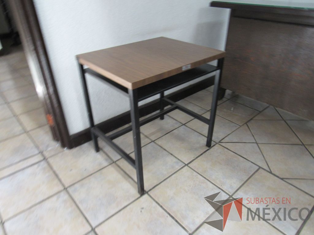 Lote 028 - Mesa de apoyo metálica con cubierta de madera y 1 entrepaño.