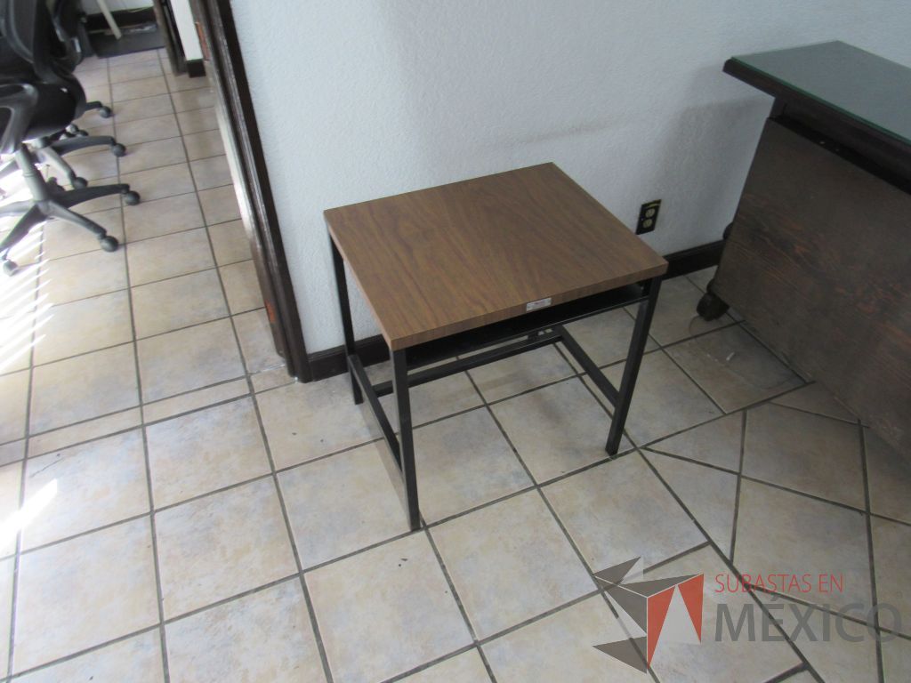 Lote 028 - Mesa de apoyo metálica con cubierta de madera y 1 entrepaño. - Imagen 3