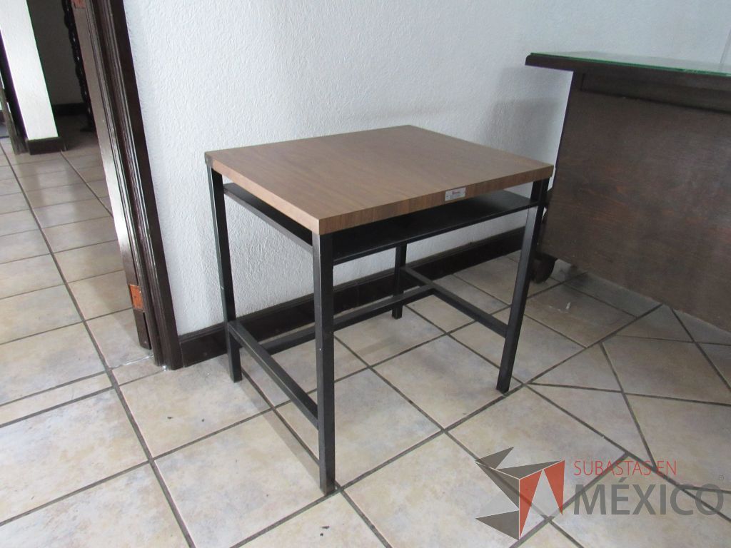 Lote 028 - Mesa de apoyo metálica con cubierta de madera y 1 entrepaño. - Imagen 4