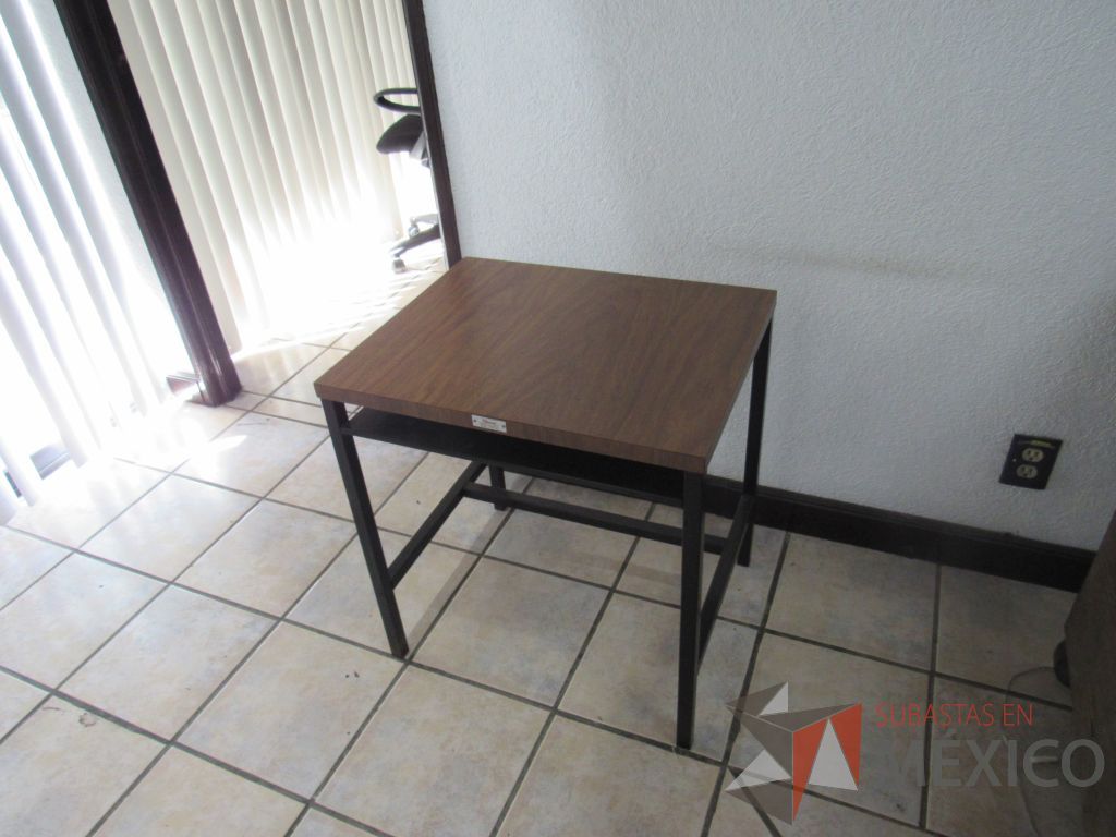 Lote 028 - Mesa de apoyo metálica con cubierta de madera y 1 entrepaño. - Imagen 5