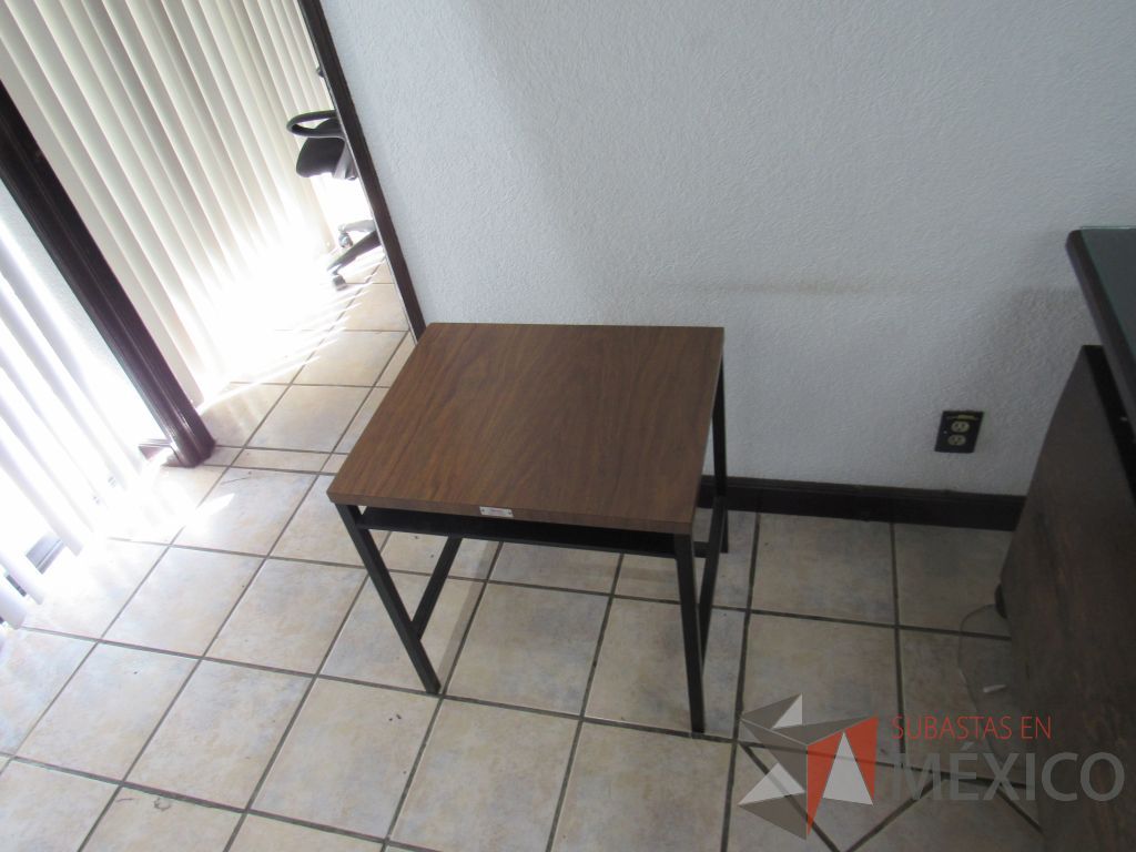 Lote 028 - Mesa de apoyo metálica con cubierta de madera y 1 entrepaño. - Imagen 6