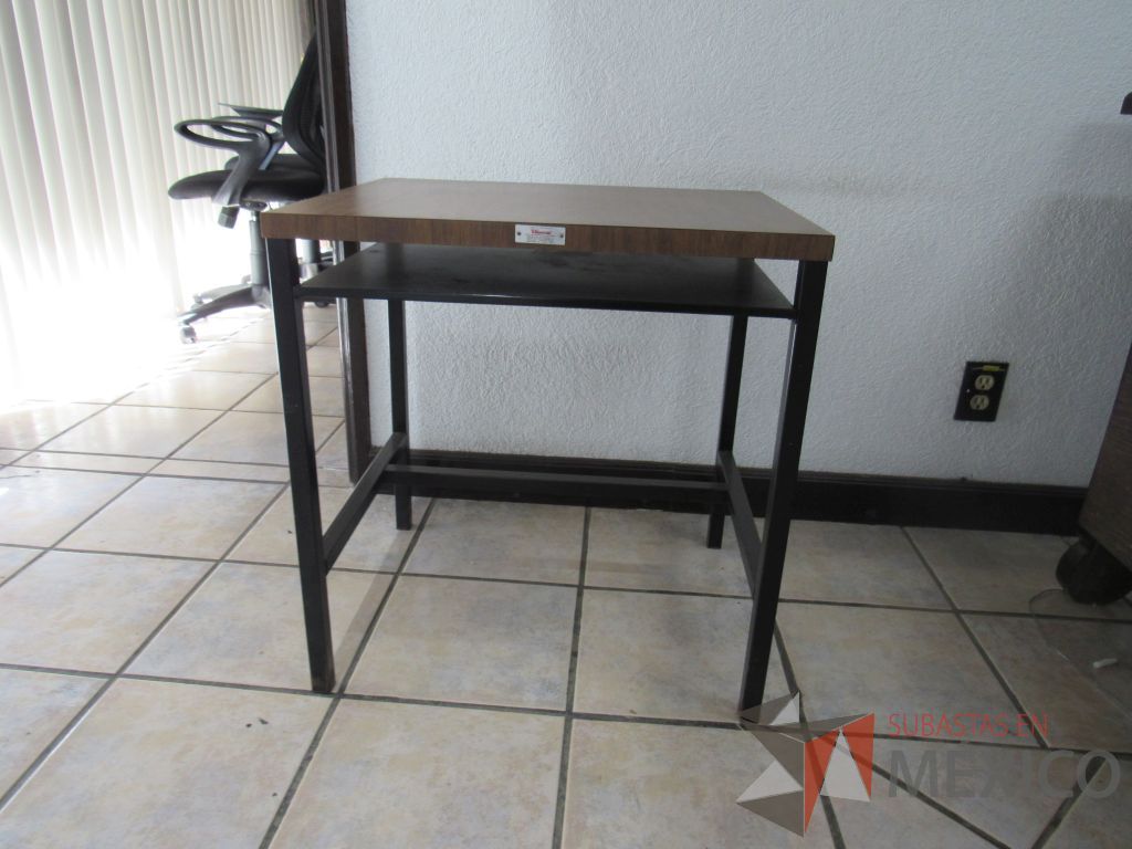 Lote 028 - Mesa de apoyo metálica con cubierta de madera y 1 entrepaño. - Imagen 7