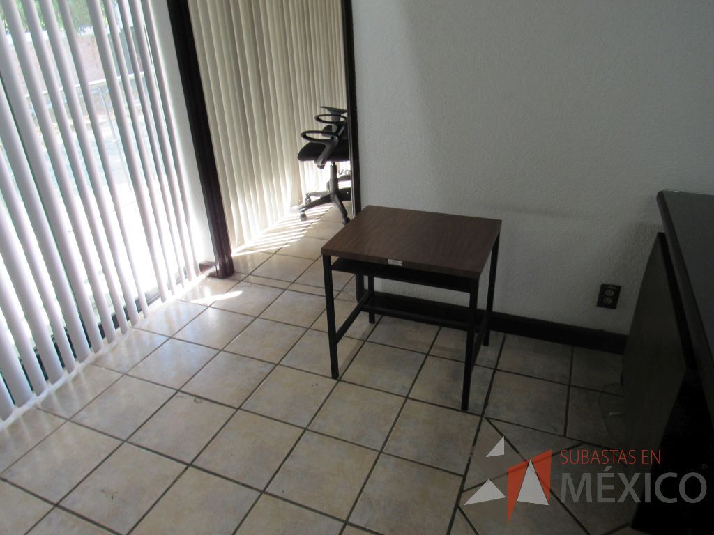 Lote 028 - Mesa de apoyo metálica con cubierta de madera y 1 entrepaño. - Imagen 8