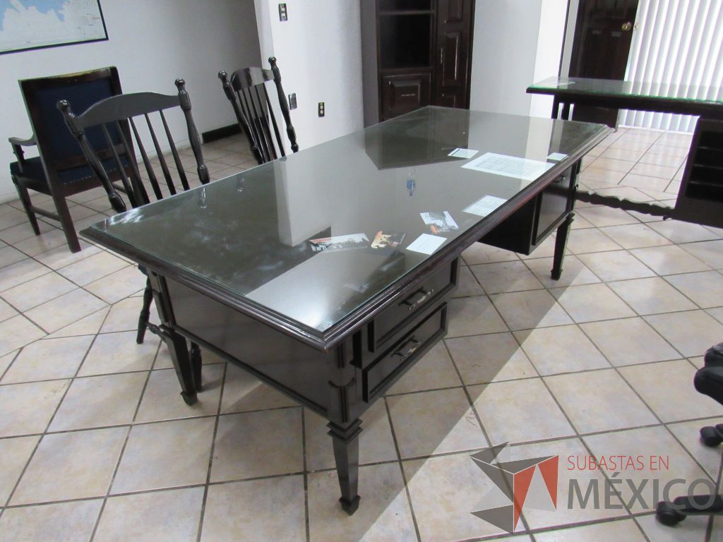 Lote 029 - Escritorio de madera color café con cubierta protectora de vidrio y silla ejecutiva