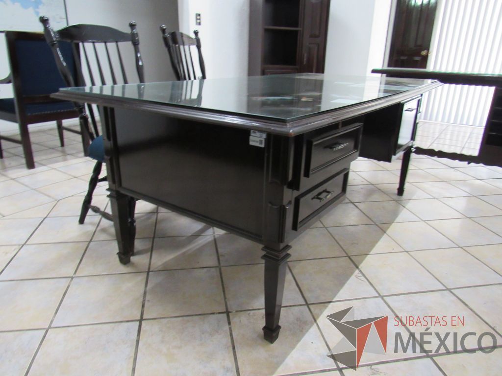 Lote 029 - Escritorio de madera color café con cubierta protectora de vidrio y silla ejecutiva - Imagen 2