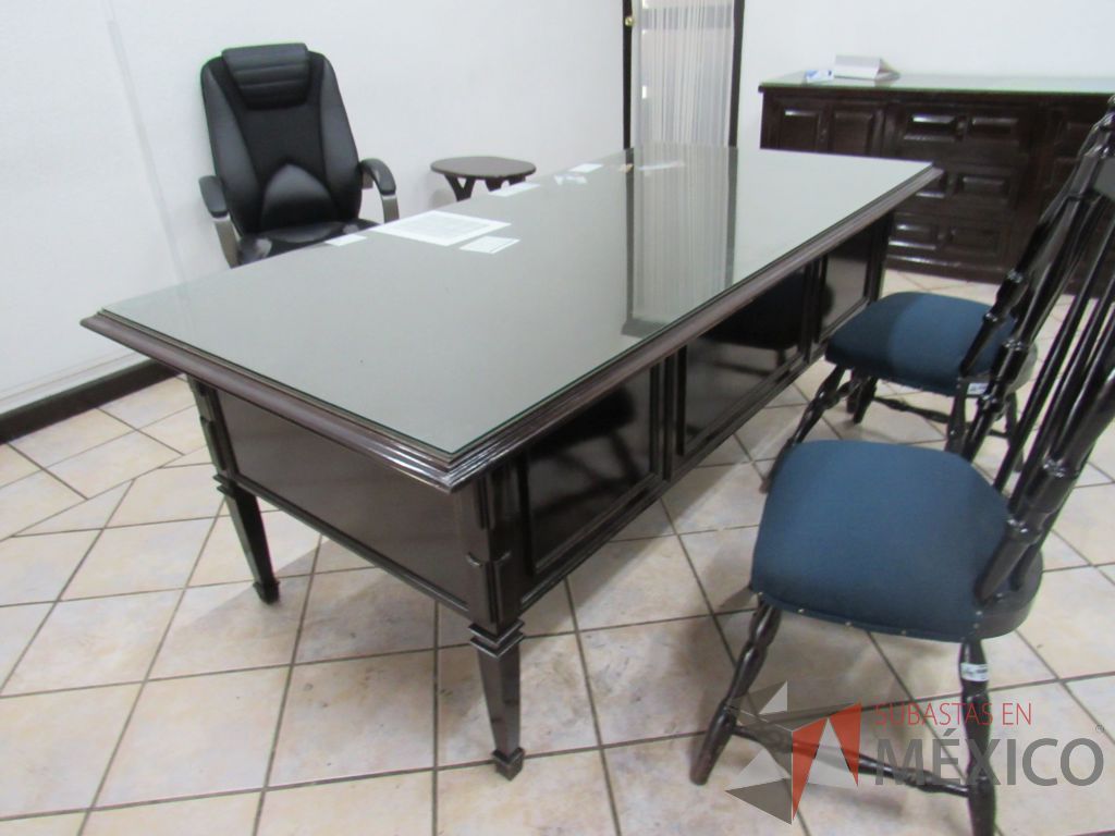Lote 029 - Escritorio de madera color café con cubierta protectora de vidrio y silla ejecutiva - Imagen 5