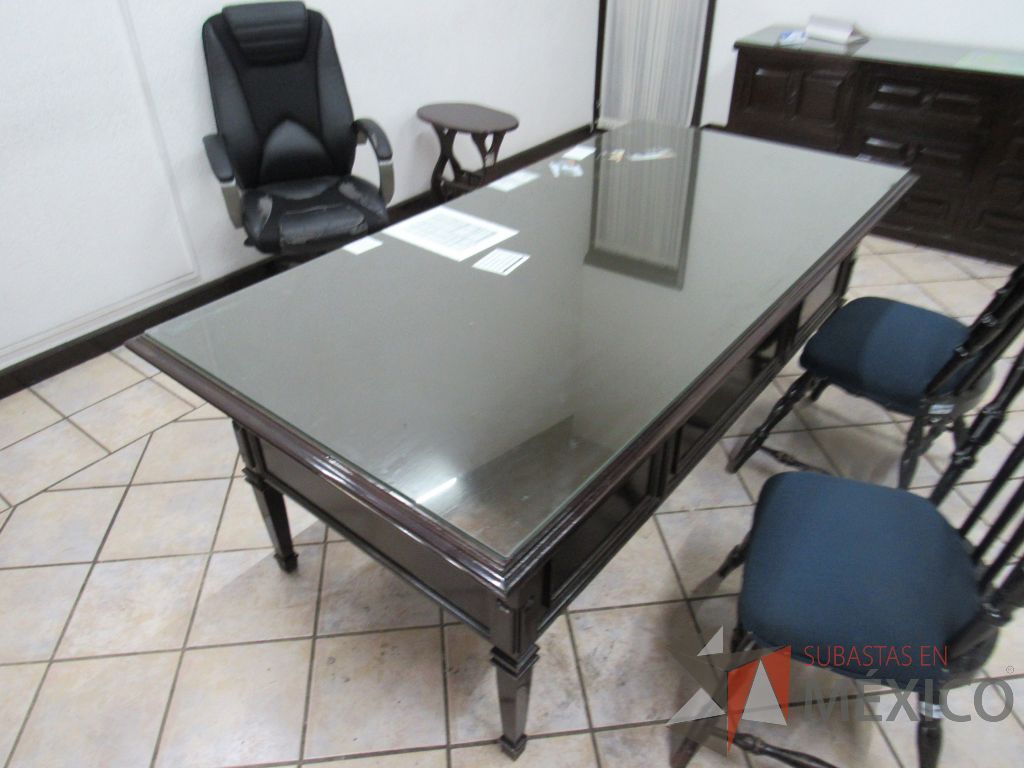Lote 029 - Escritorio de madera color café con cubierta protectora de vidrio y silla ejecutiva - Imagen 6