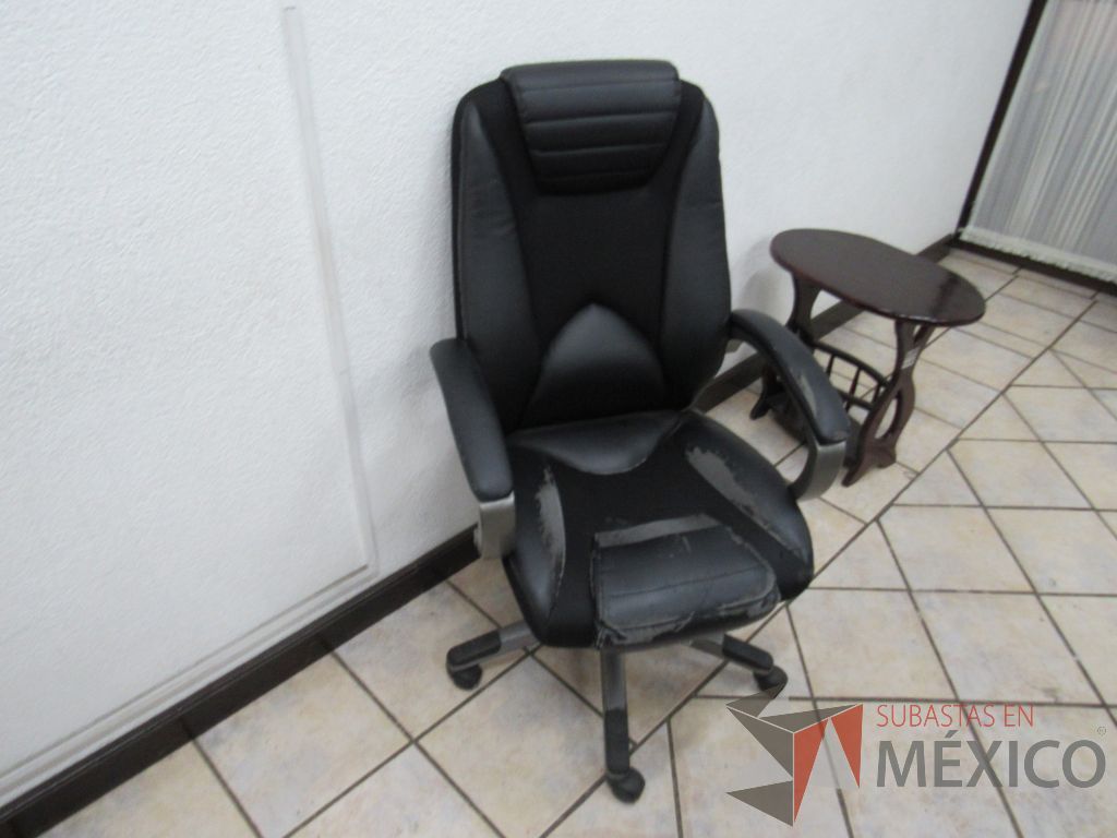Lote 029 - Escritorio de madera color café con cubierta protectora de vidrio y silla ejecutiva - Imagen 7