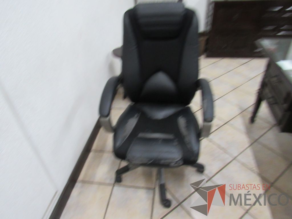Lote 029 - Escritorio de madera color café con cubierta protectora de vidrio y silla ejecutiva - Imagen 14