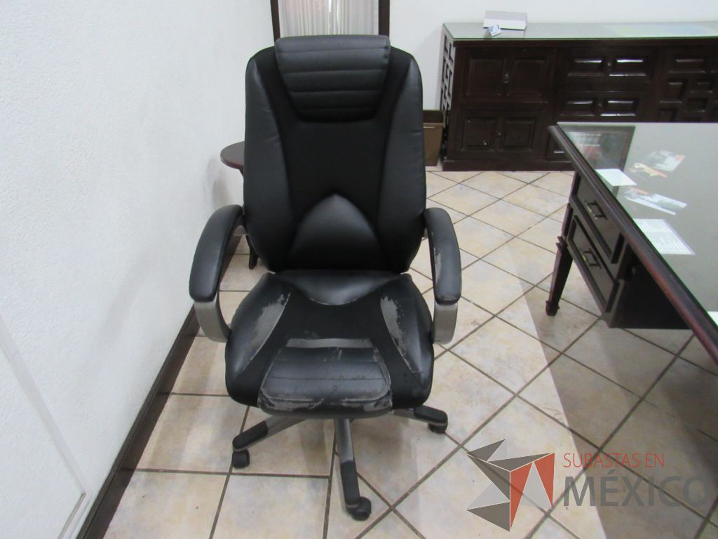 Lote 029 - Escritorio de madera color café con cubierta protectora de vidrio y silla ejecutiva - Imagen 13