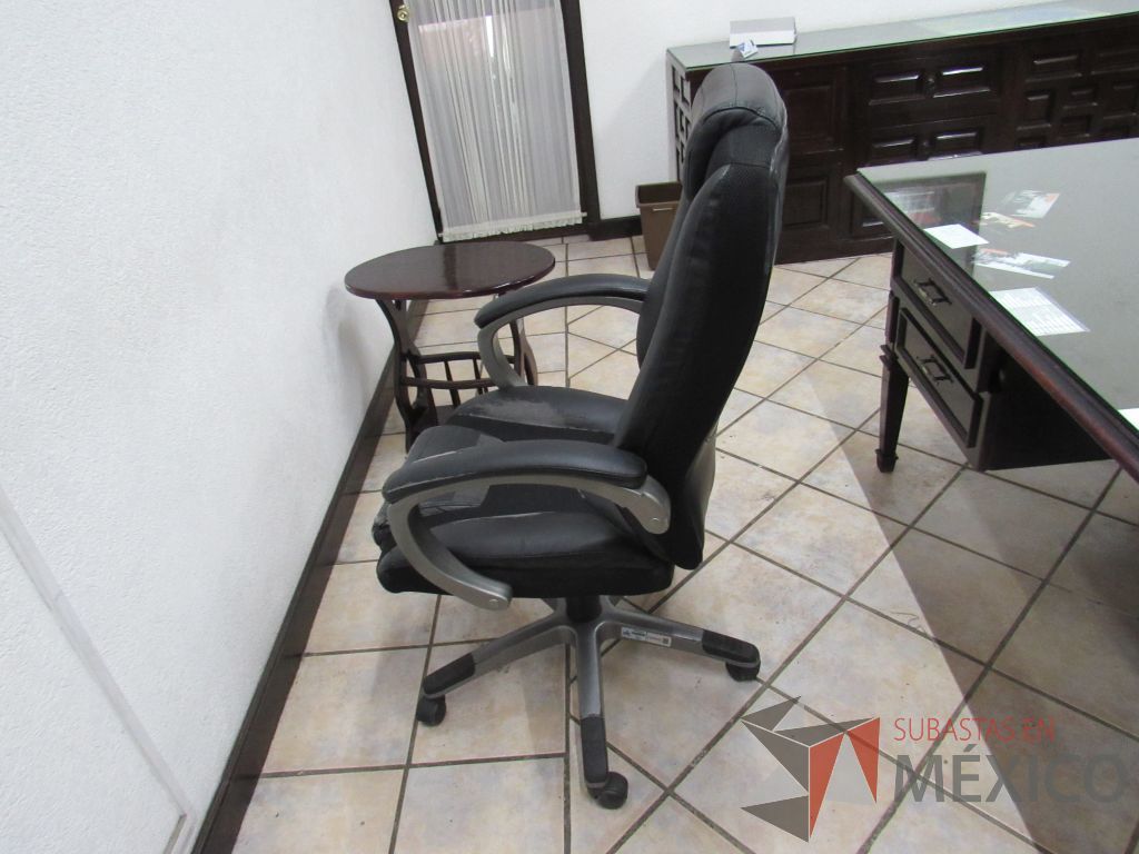 Lote 029 - Escritorio de madera color café con cubierta protectora de vidrio y silla ejecutiva - Imagen 12