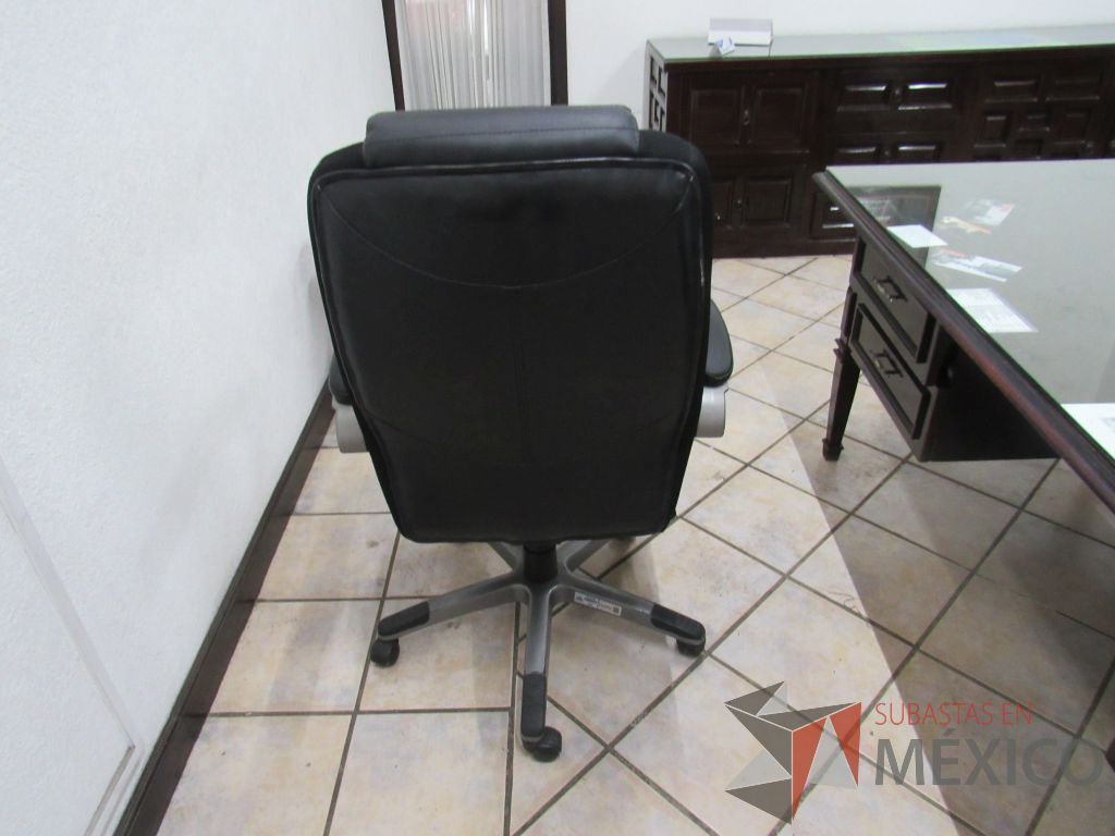 Lote 029 - Escritorio de madera color café con cubierta protectora de vidrio y silla ejecutiva - Imagen 11